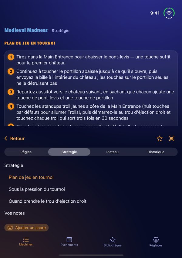 Un iPhone Duo à moitié replié&nbsp;: le Tournament Playbook de Medieval Madness sur la moitié dressée, les commandes Retour, favori et sections sur la moitié à plat.